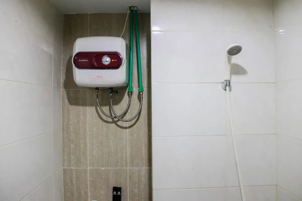 Bathroom 2, Fabulous Studio Grand Dhika City Apt By Travelio, Bekasi