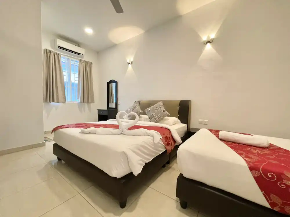 Bedroom 3, A Cheerful 4BR Home/12 pax, 5mins to shops & mall, Langkawi