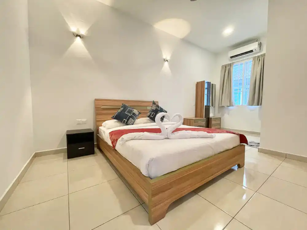 Bedroom 4, A Cheerful 4BR Home/12 pax, 5mins to shops & mall, Langkawi