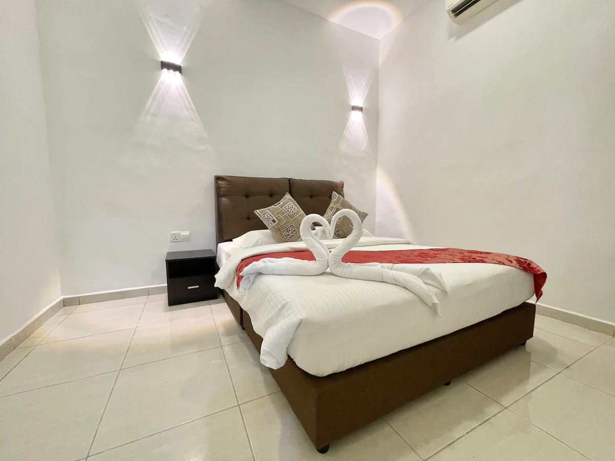 Bedroom 5, A Cheerful 4BR Home/12 pax, 5mins to shops & mall, Langkawi