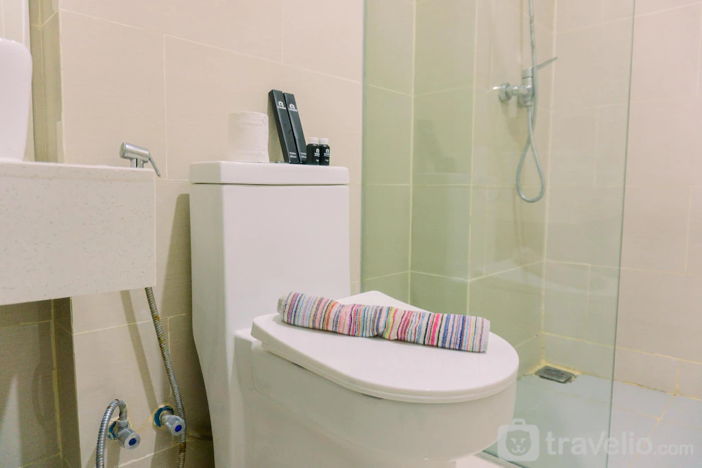 Bathroom 4, Luxury Studio at Daan Mogot City Apt By Travelio, Jakarta Barat
