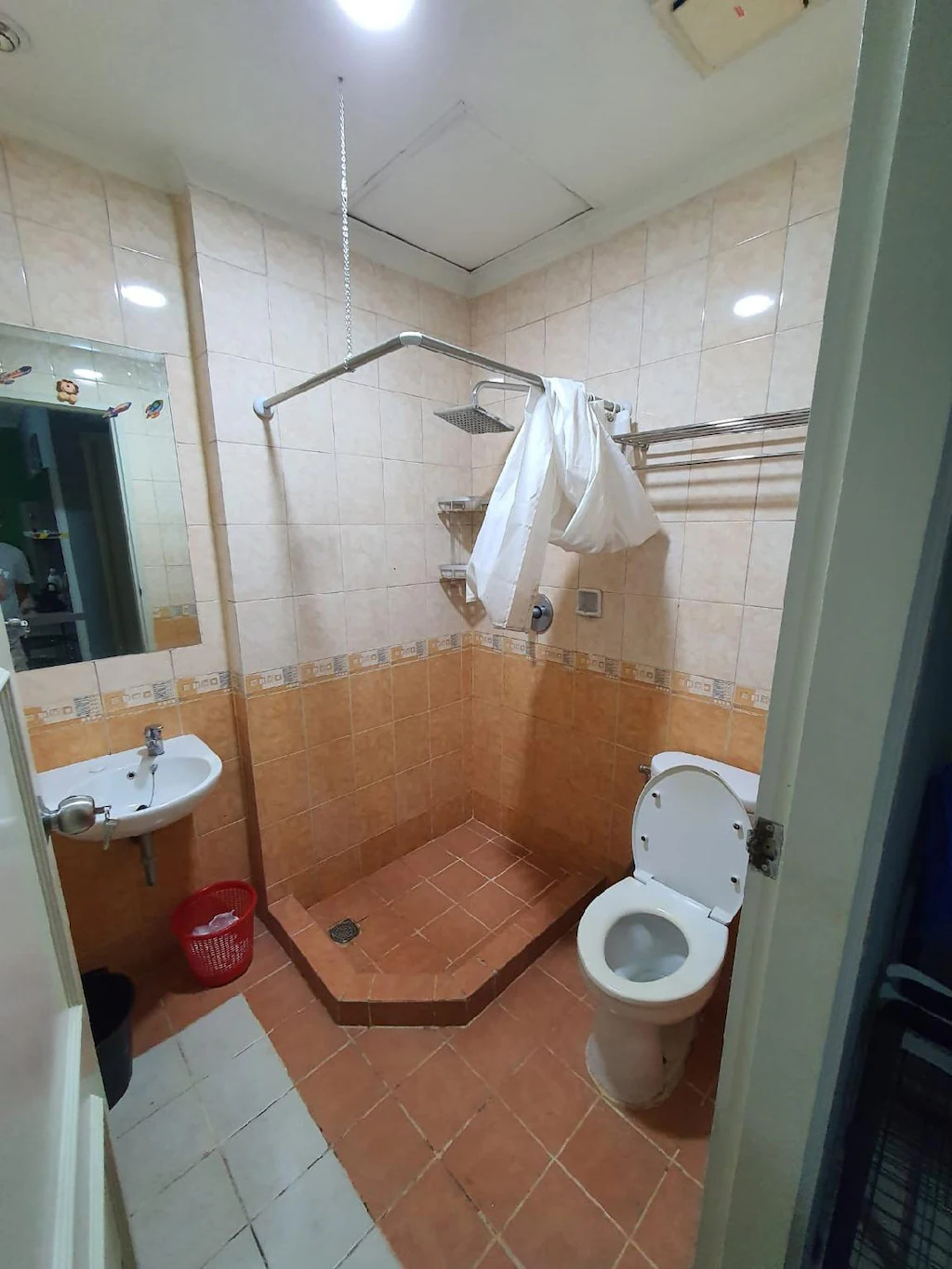 Bathroom, People's choice shopping mall apartment moi, Jakarta Utara