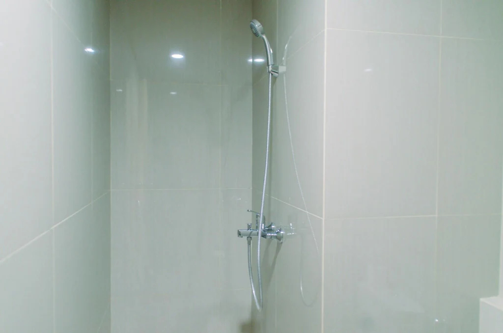 Bathroom 2, Elegant 1BR without Living Room at Bintaro Embarcadero Suites Apartment, Tangerang Selatan