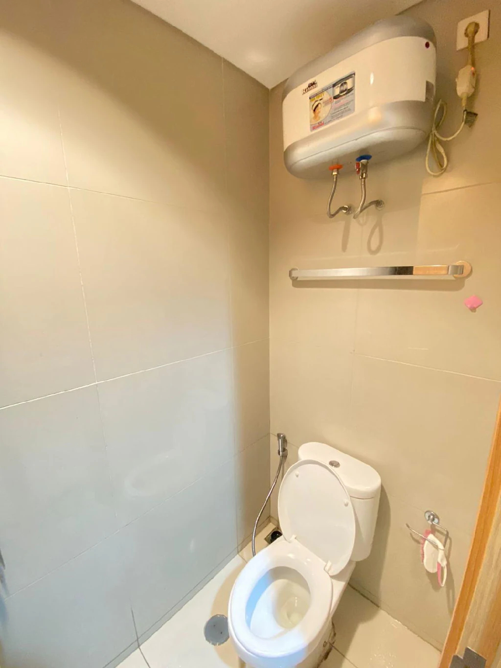 Bathroom, Treepark City Apartment by Broker Rooms, Tangerang