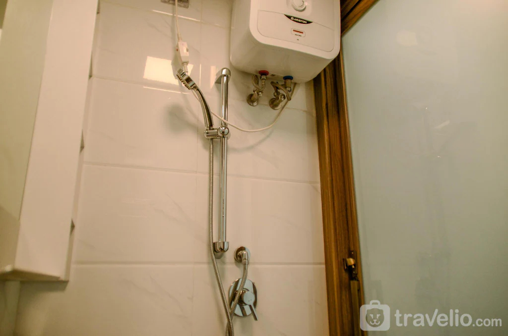 Bathroom 3, Comfortable Studio @ Sky House BSD Apt By Travelio, Tangerang Selatan