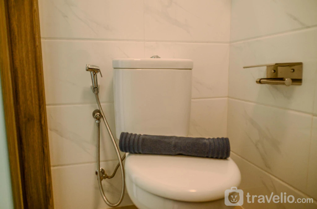 Bathroom 3, Comfortable Studio @ Sky House BSD Apt By Travelio, Tangerang Selatan