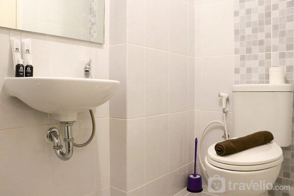 Bathroom 5, Simply Look Studio Tokyo Riverside PIK 2 Apartment By Travelio, Tangerang