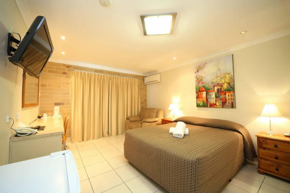 Bedroom 3, Emerald Central Palms Motel, Emerald