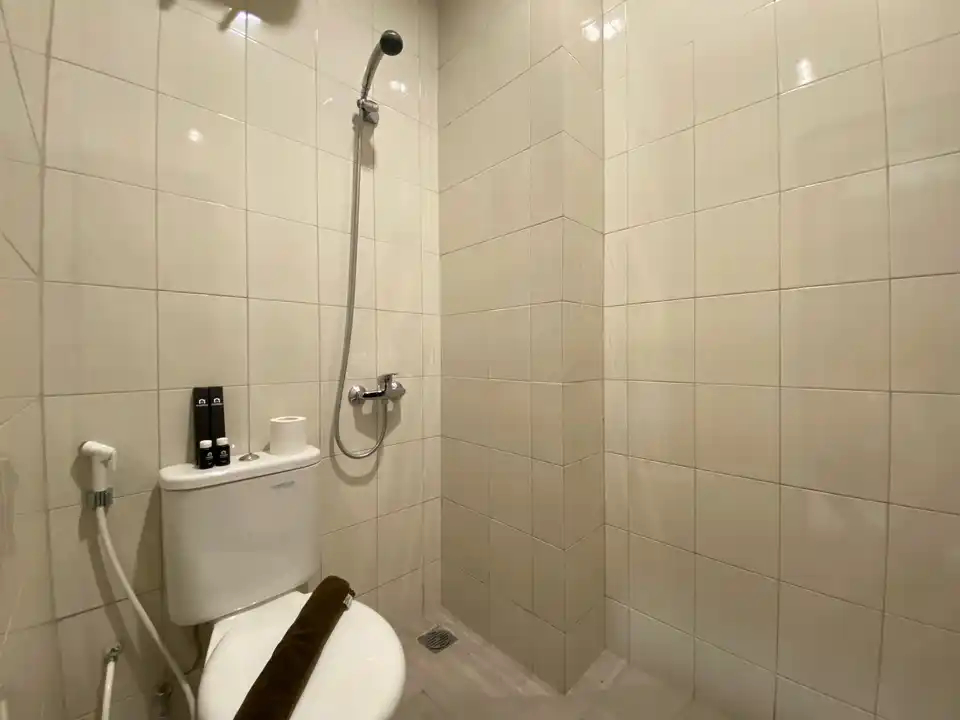 Bathroom, Apt 2BR @ Mekarwangi Square Cibaduyut By Travelio, Bandung