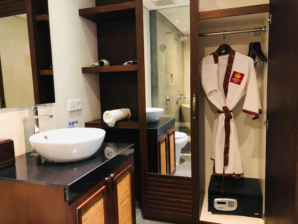 Bathroom 4, Lagoon Pool Access 5 mins ride to Jimbaran Beach, Badung