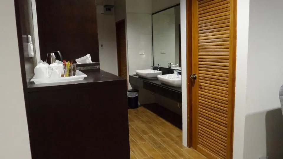 Bathroom, Chaykwan Hotel, Muang Phayao
