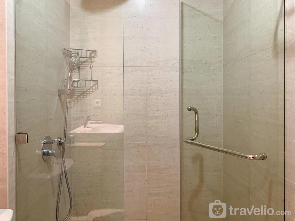 Bathroom 3, Minimalist HighFloor Studio Gold Coast By Travelio, North Jakarta