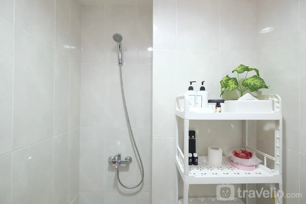 Bathroom 3, Cozy Studio Evenciio Apartment By Travelio, Depok