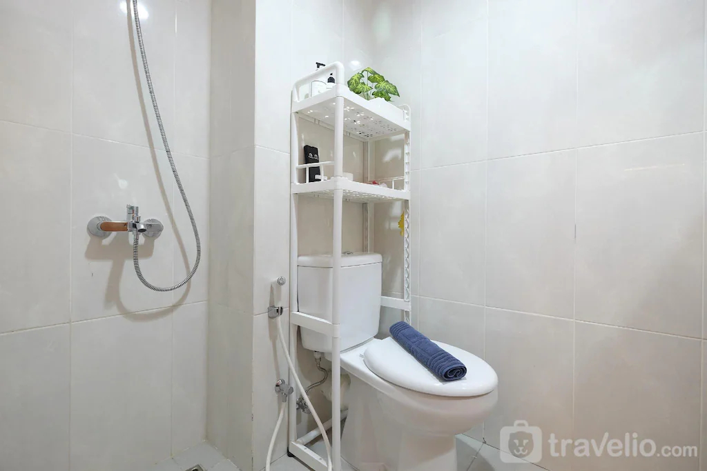 Bathroom 4, Cozy Studio Evenciio Apartment By Travelio, Depok