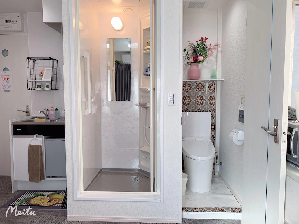 Bathroom 4, To Ikebukuro 1 stop/ Harry pottert /202, Nerima