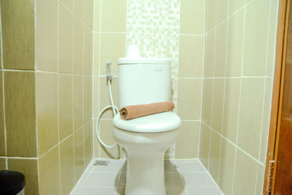 Bathroom 3, Fully Furnished Studio Apt@ The Enviro By Travelio, Cikarang