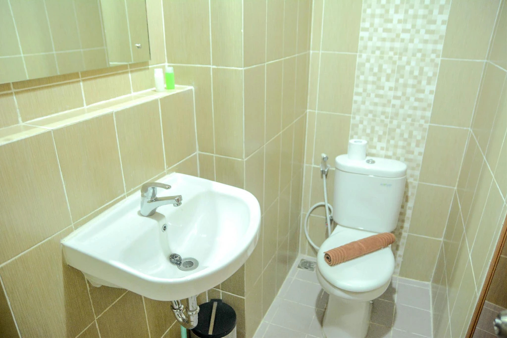 Bathroom 2, Fully Furnished Studio Apt@ The Enviro By Travelio, Cikarang