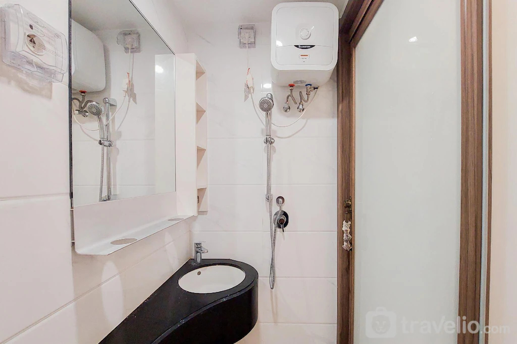 Bathroom 3, Elegant & Comfort Studio Sky House BSD By Travelio, Tangerang