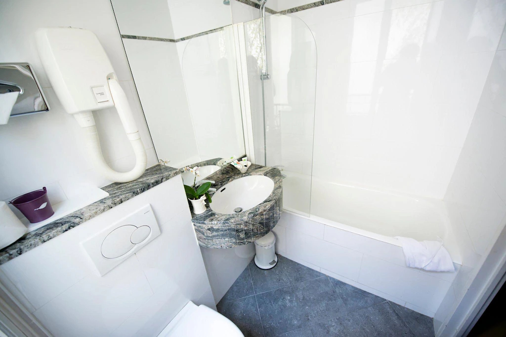 Bathroom 5, France Eiffel, Paris