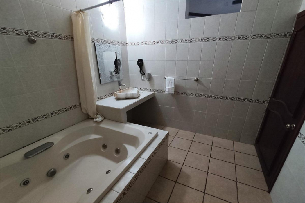 Bathroom 5, Hotel Pena Florencia, Ezequiel Montes