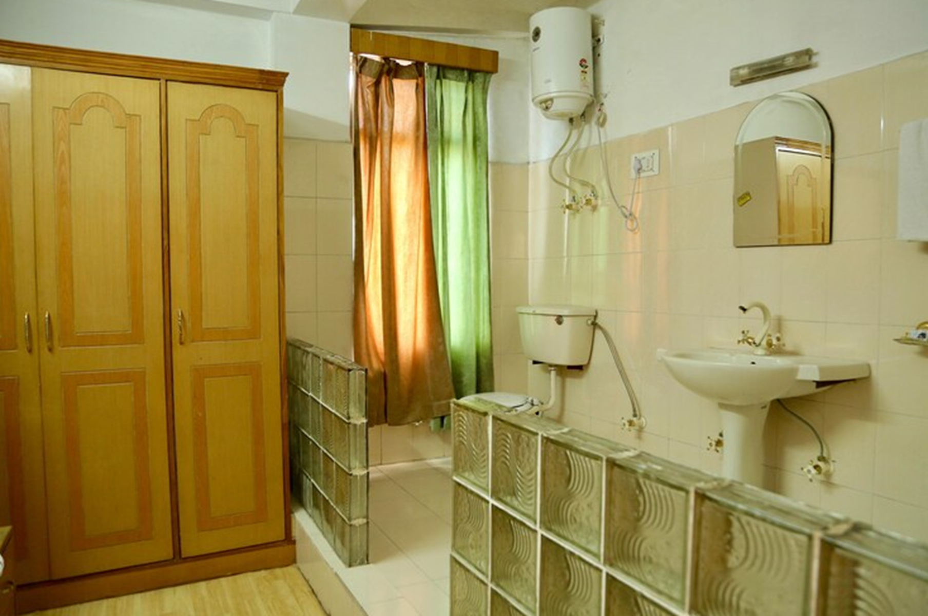 Bathroom, Hotel Sandhya Palace, Kullu