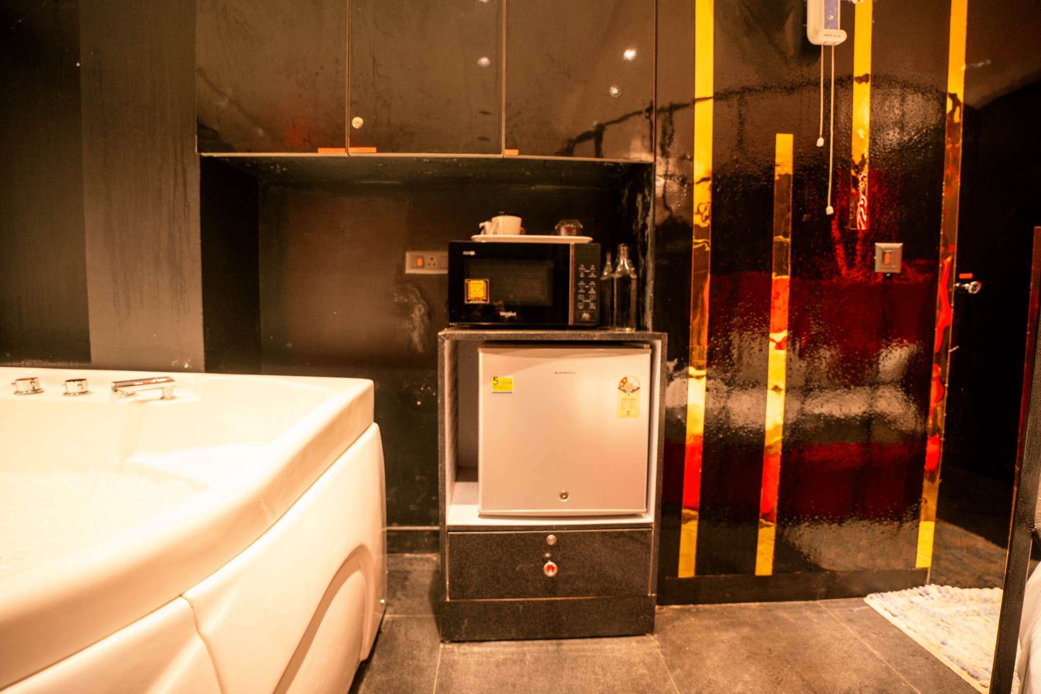 Bathroom 3, Orsom Stays Sassy - Sector 42, Gurgaon