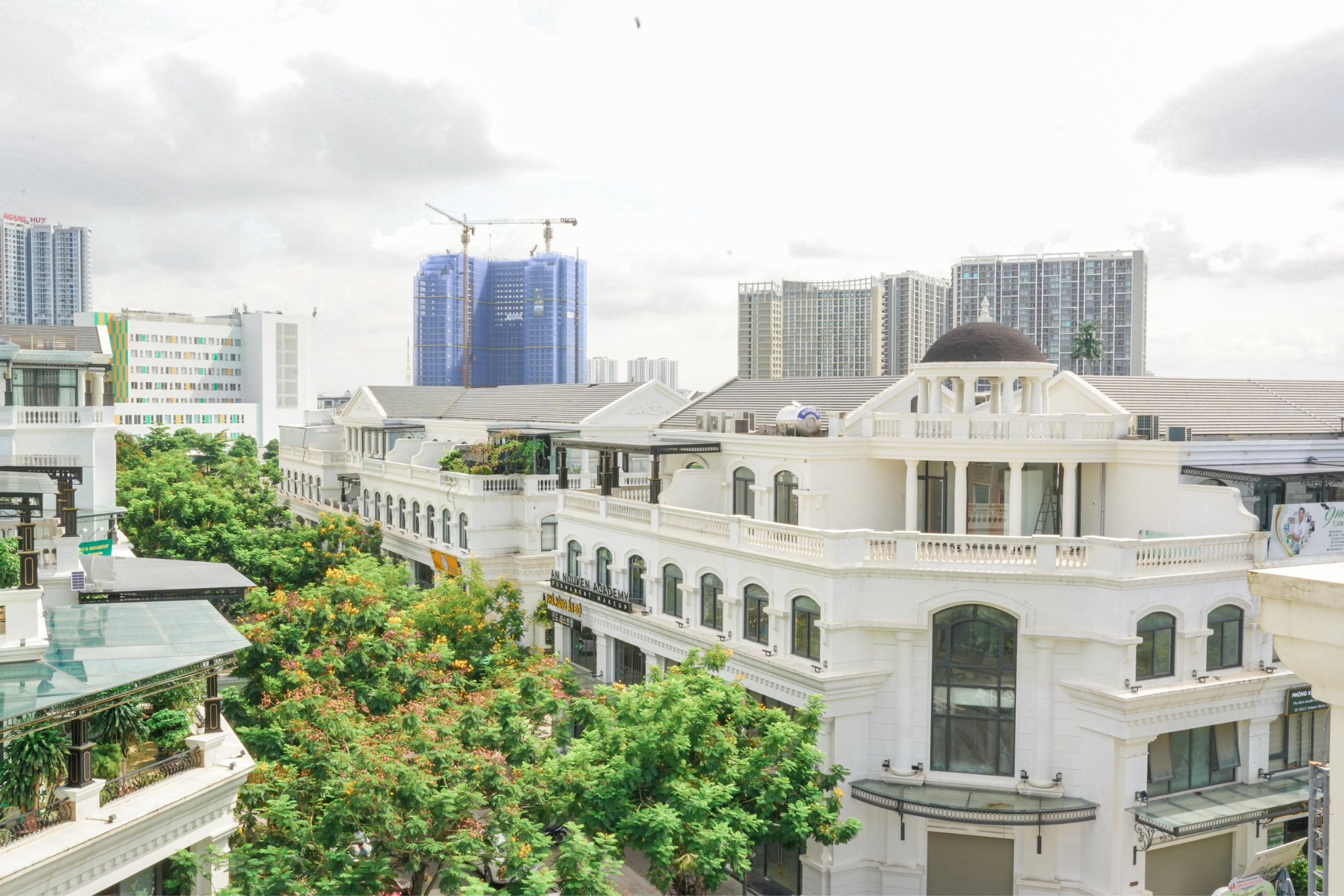 Exterior & Views