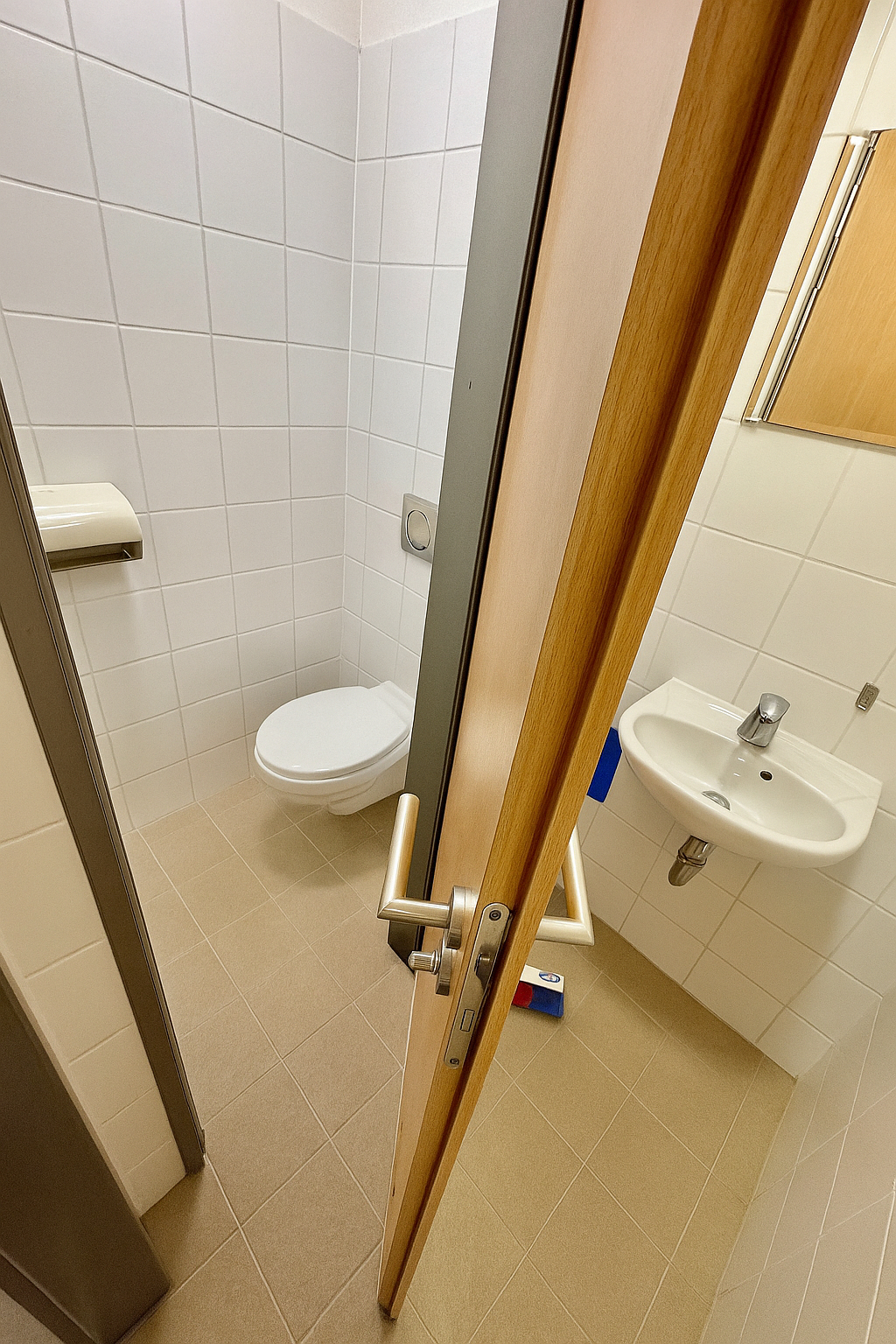Bathroom 5, UrbanNest Private Hostel Rooms, Budapesti