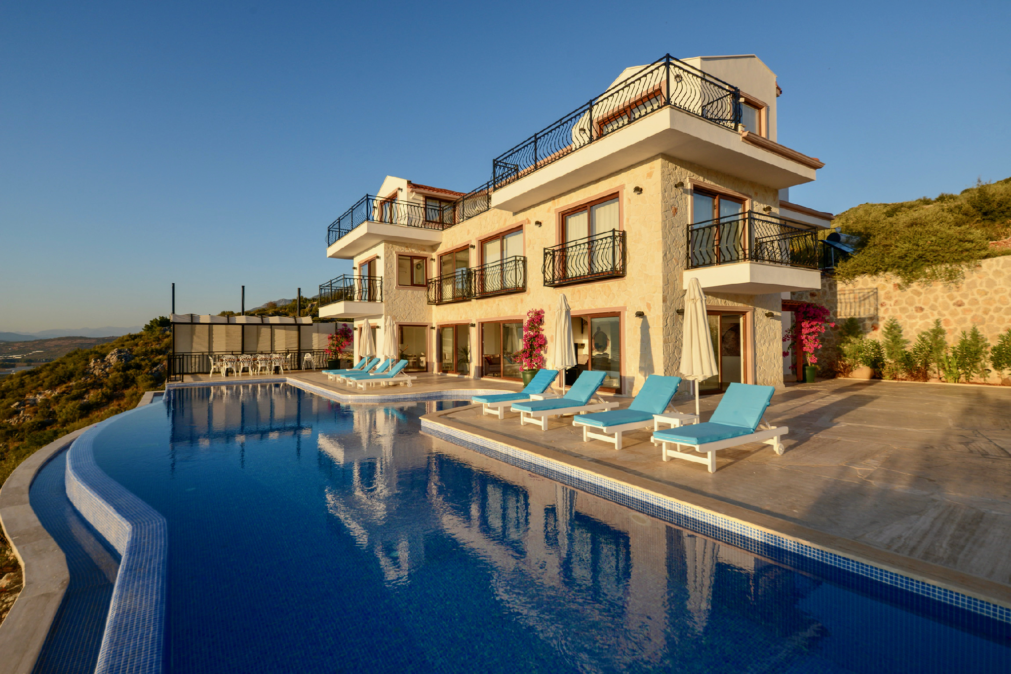 Exterior & Views