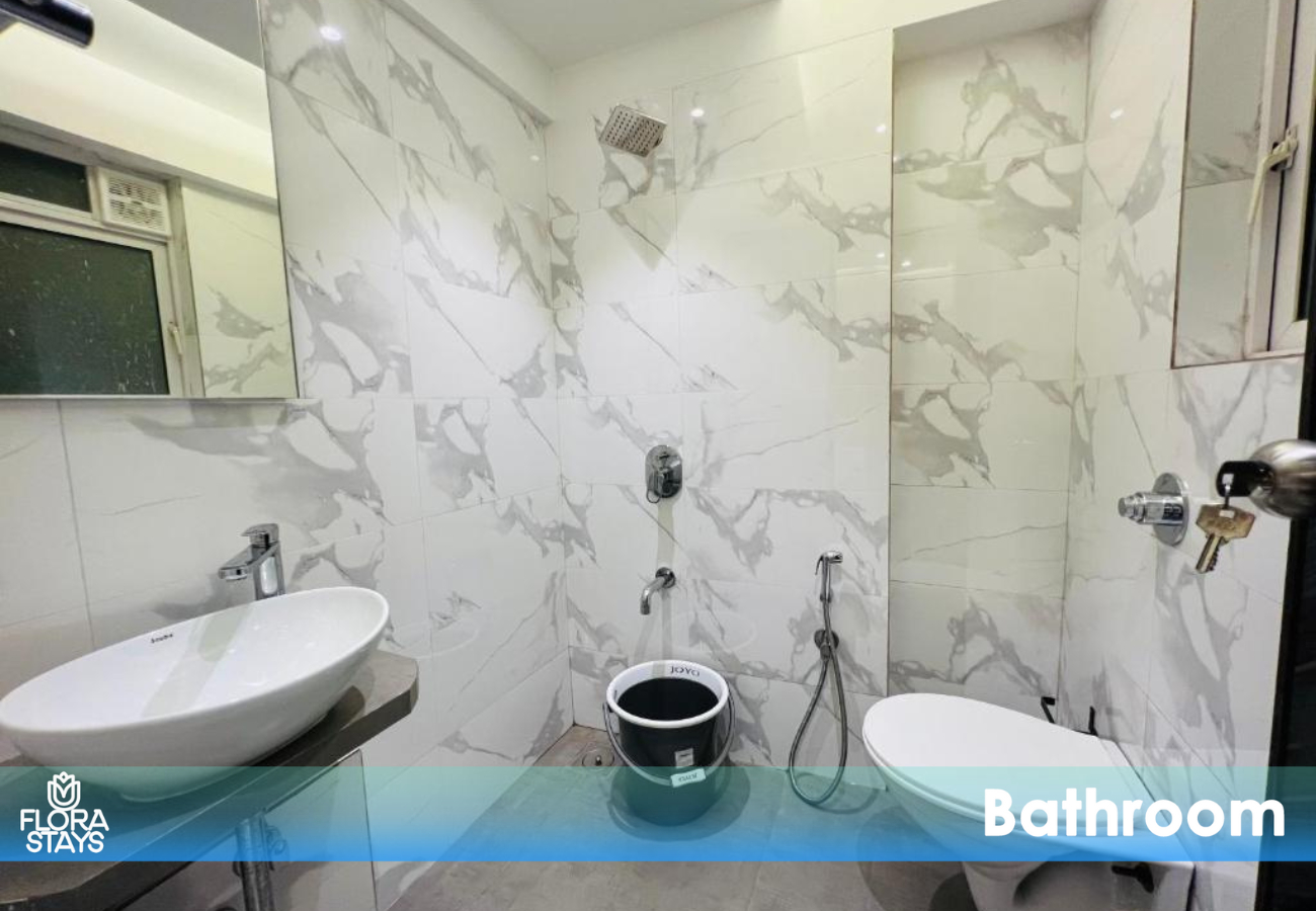 Bathroom 2, 2BR Mumbai theme service apartment for staycation by FLORA STAYS, Mumbai Suburban