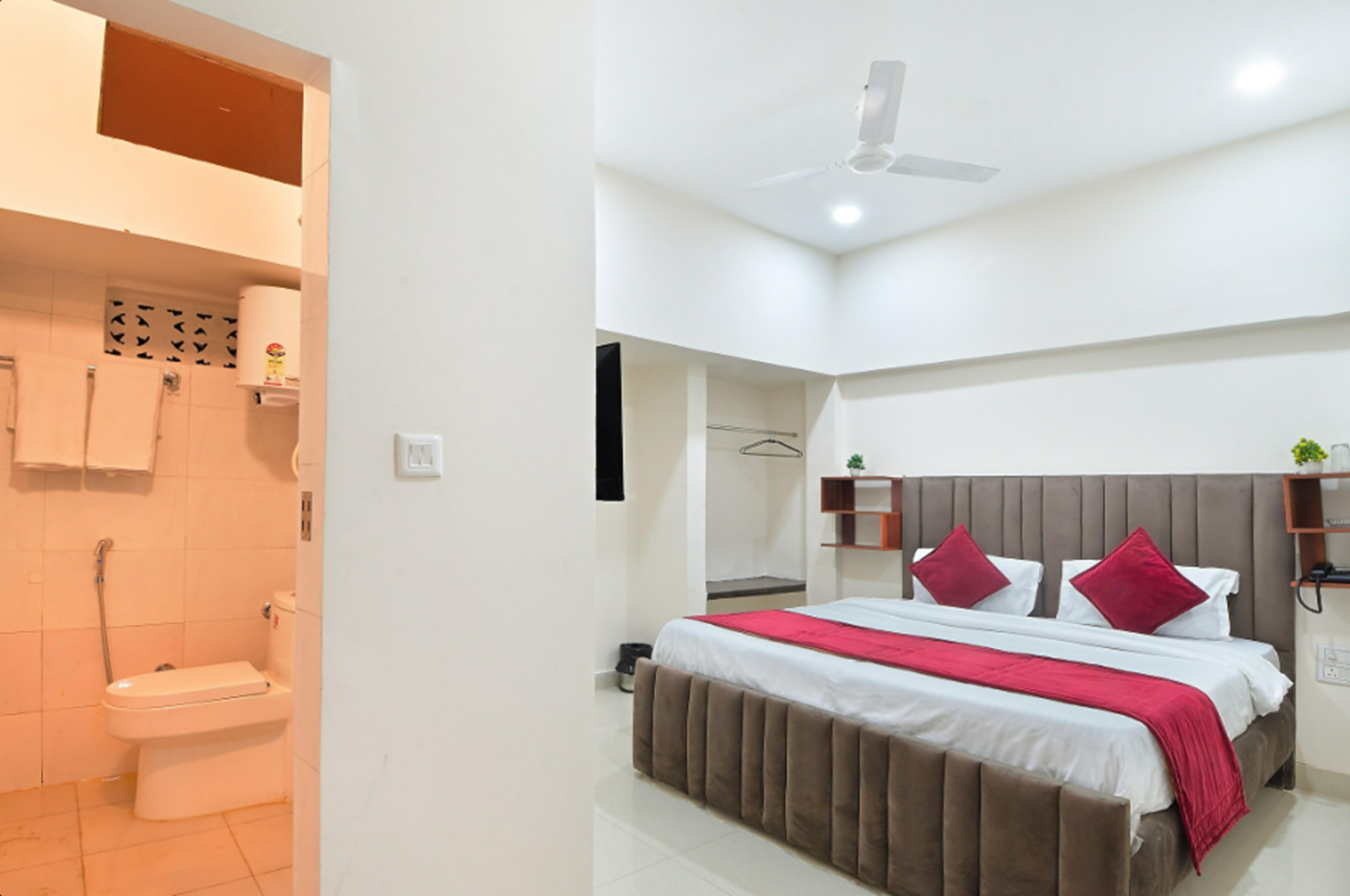 Bedroom 3, Chowdhry Tourist Lodge - New Delhi Railway Station, Delhi