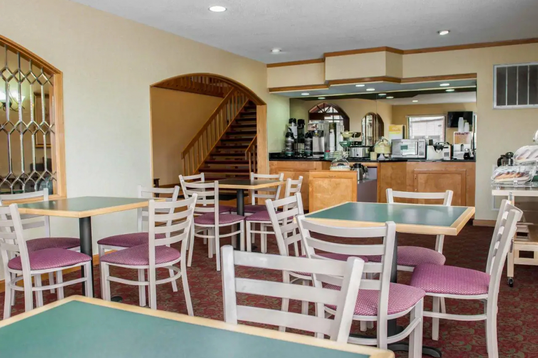 Food & Drinks 4, Lafayette Inn & Suites, Marion