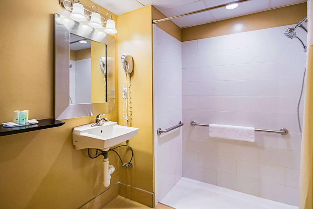 Bathroom 3, Quality Inn Fairmont, Marion