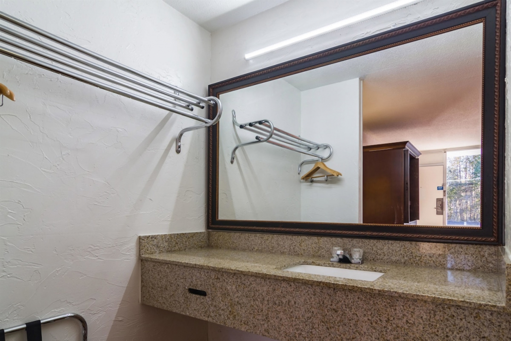 Bathroom 4, Motel 6 Townsend, GA, McIntosh
