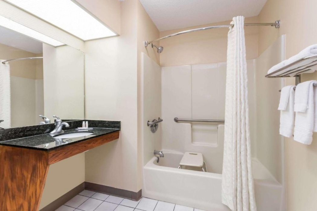 Bathroom 3, Baymont by Wyndham Waycross, Ware