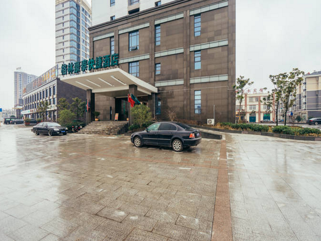 Exterior & Views
