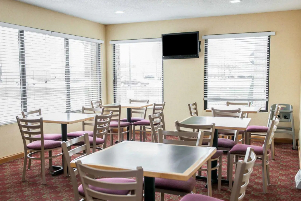 Food & Drinks 3, Lafayette Inn & Suites, Marion