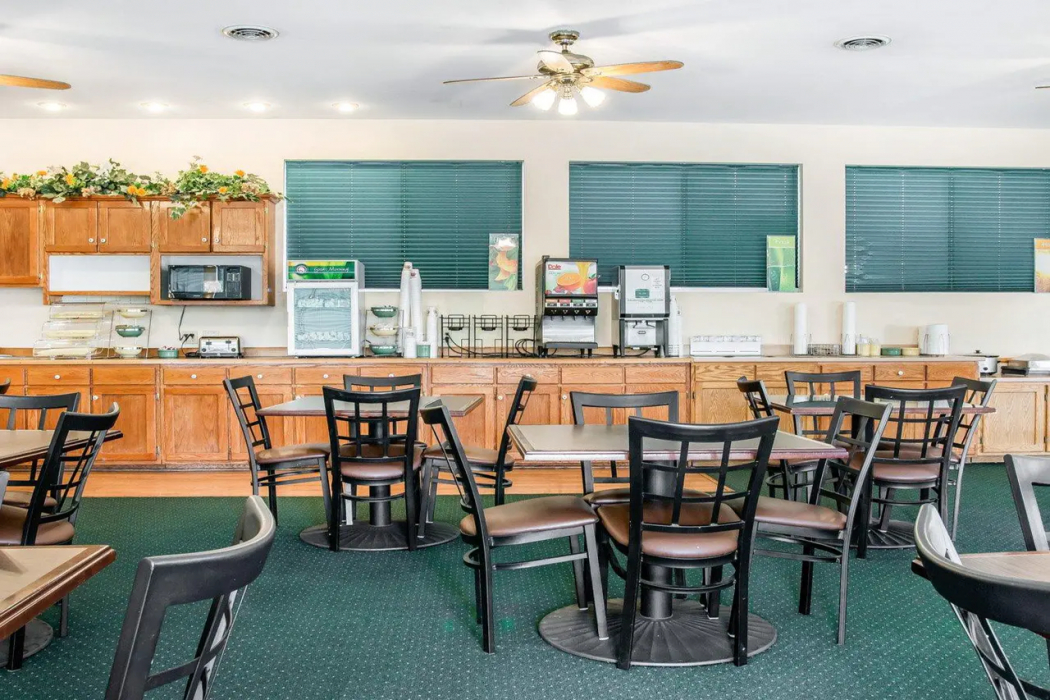 Food & Drinks 5, Quality Inn & Suites Mackinaw City Beachfront, Cheboygan