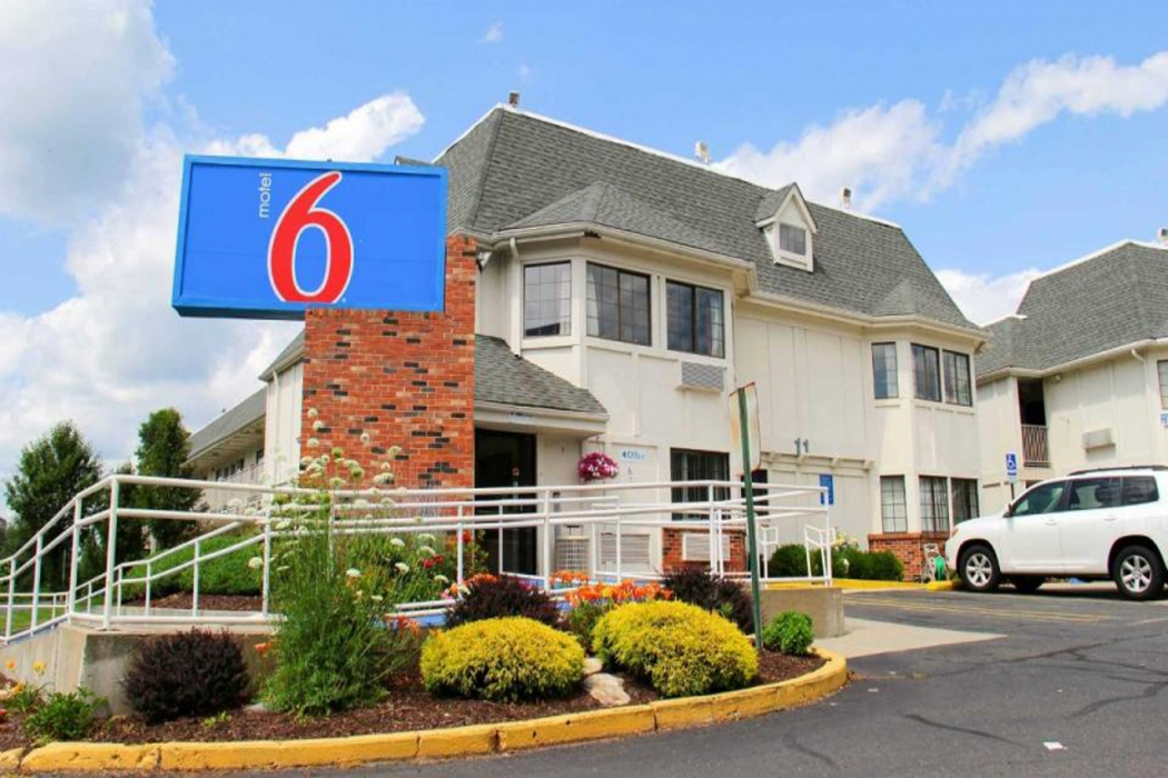 Exterior & Views 1, Motel6 Enfield, CT - Hartford, Hartford
