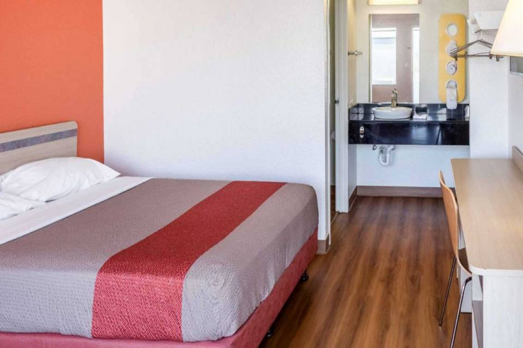Bedroom 2, Motel6 Bakersfield, CA - Convention Center, Kern