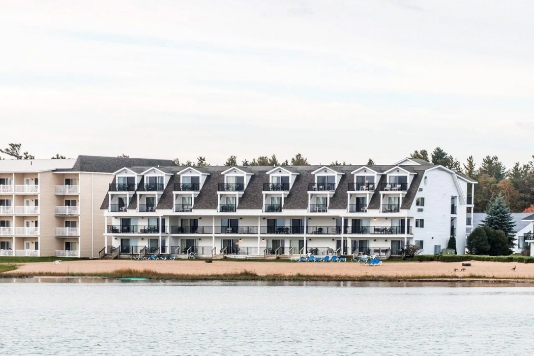 Exterior & Views 1, Quality Inn & Suites Mackinaw City Beachfront, Cheboygan