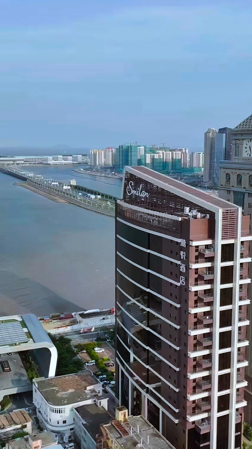 Exterior & Views