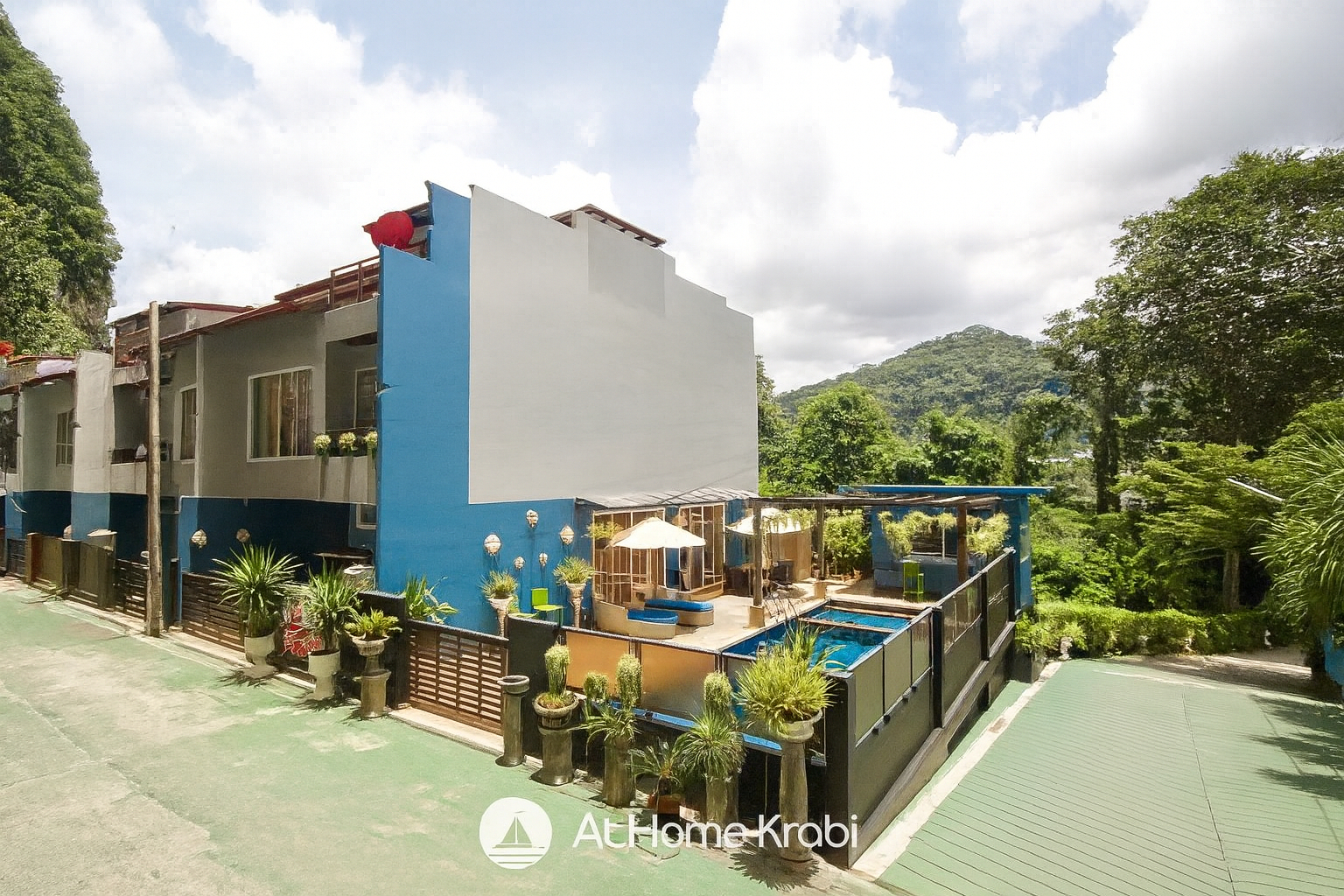 Exterior & Views