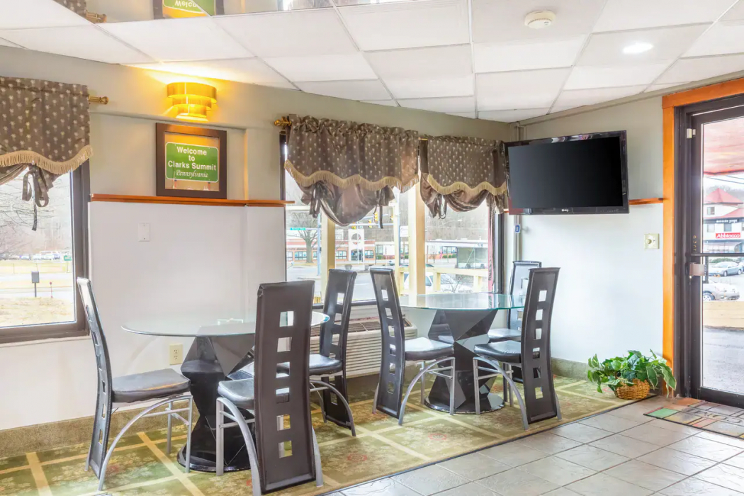 Food & Drinks 5, Econo Lodge Clarks Summit - Scranton, Lackawanna