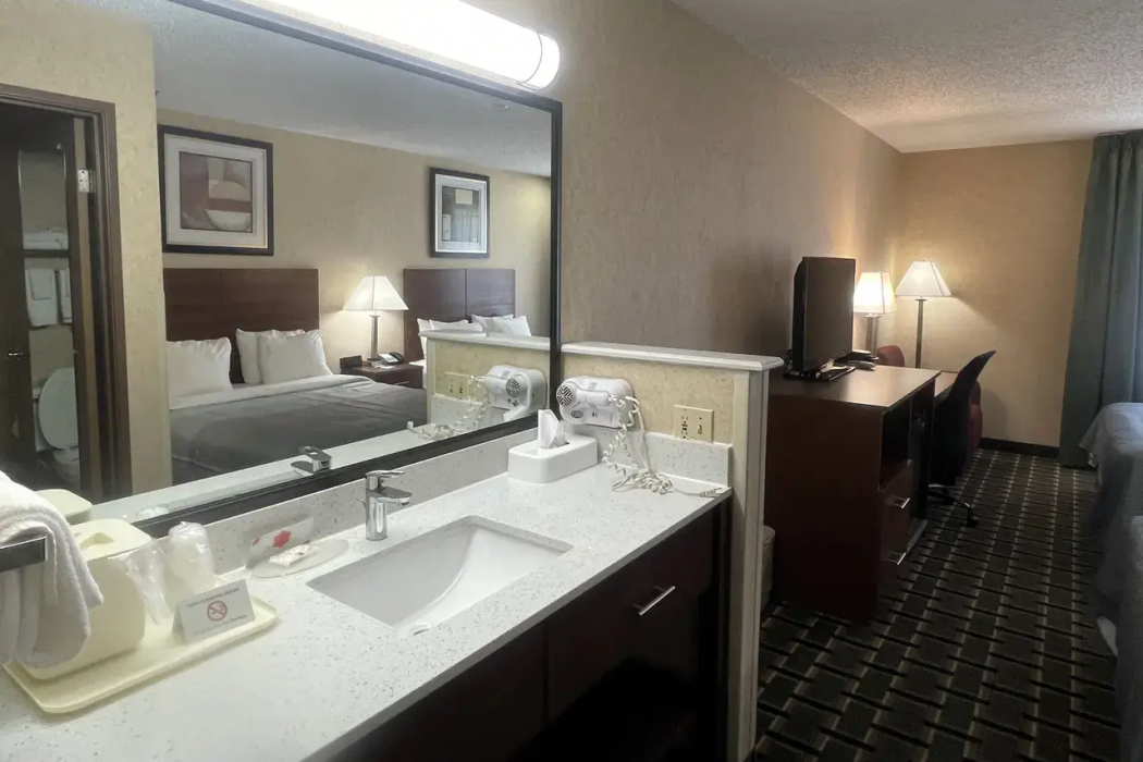 Bathroom 4, Quality Inn Raton, NM, Colfax