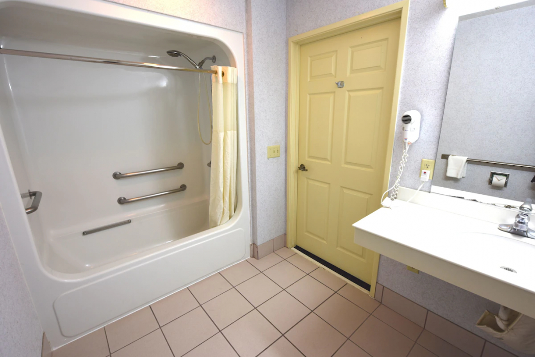 Bathroom 4, Clarion Hotel Mackinaw City Beachfront, Cheboygan