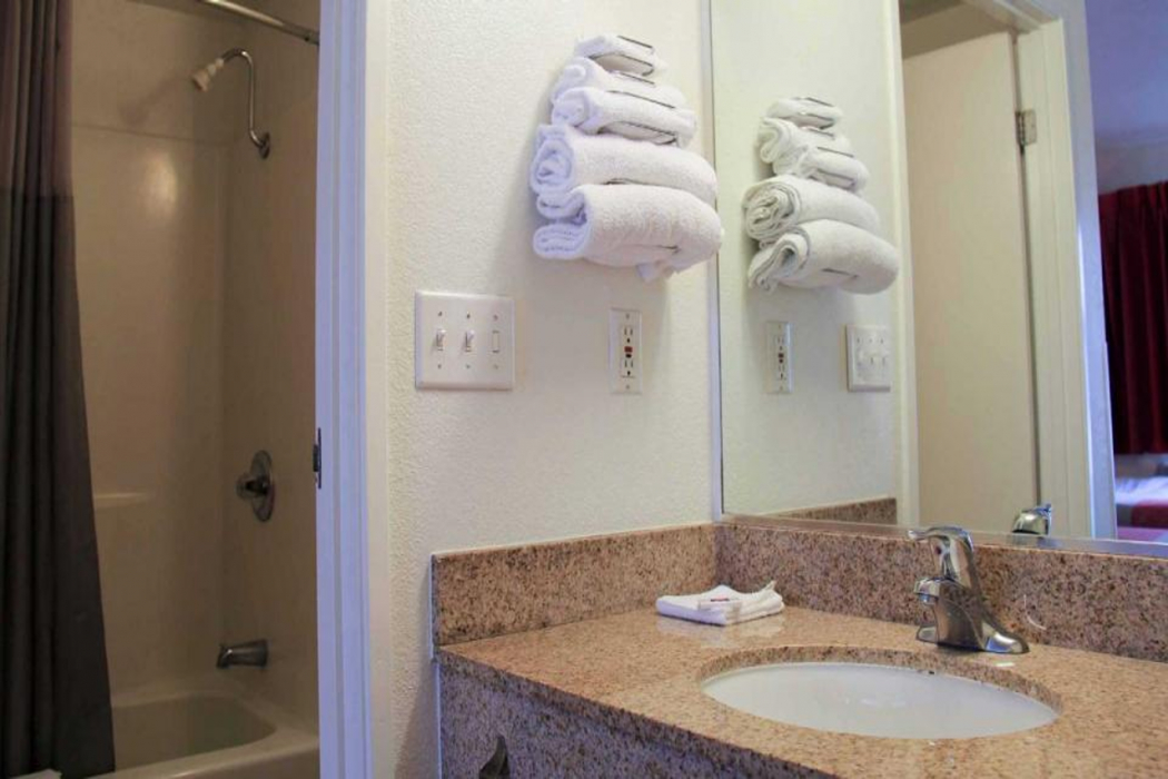 Bathroom 3, Motel6 Enfield, CT - Hartford, Hartford