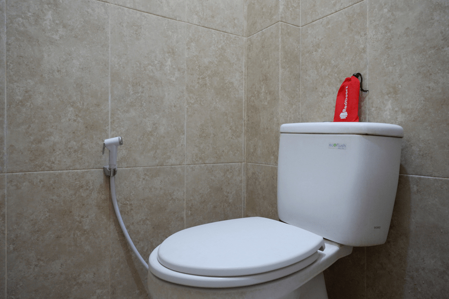 Bathroom 4, RedDoorz near Millenium Waterpark Palu, Palu