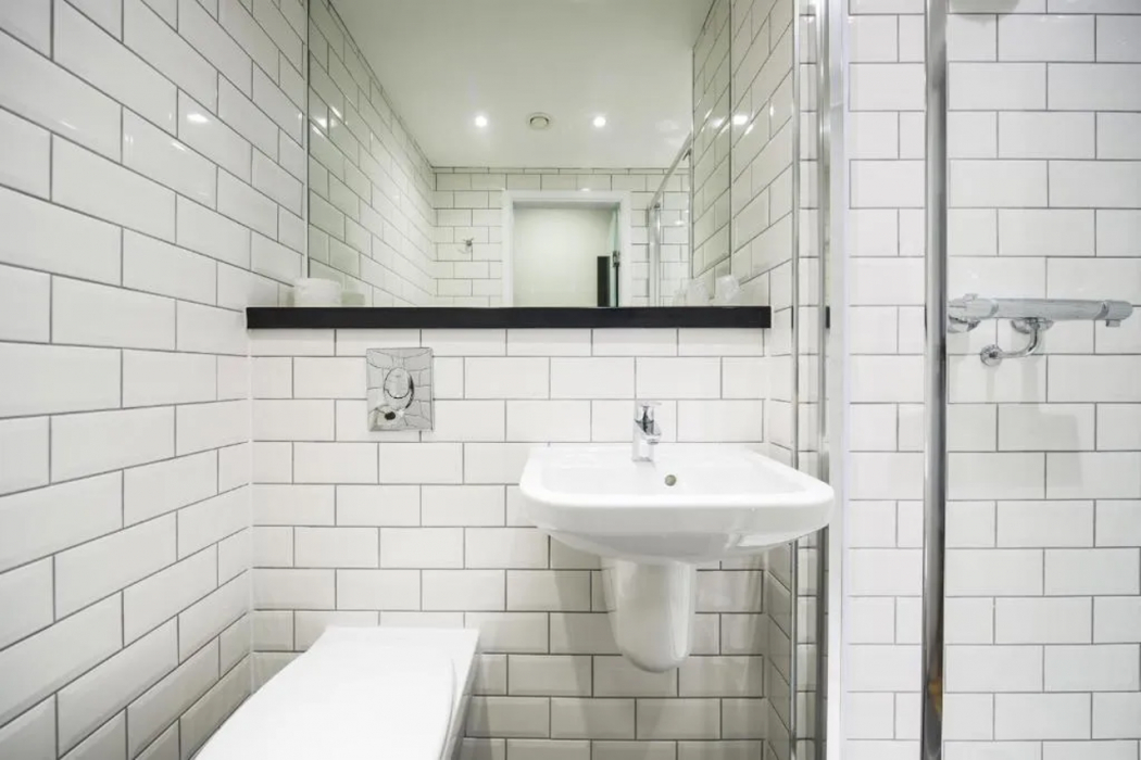 Bathroom 5, Tune Hotel Liverpool, Sefton