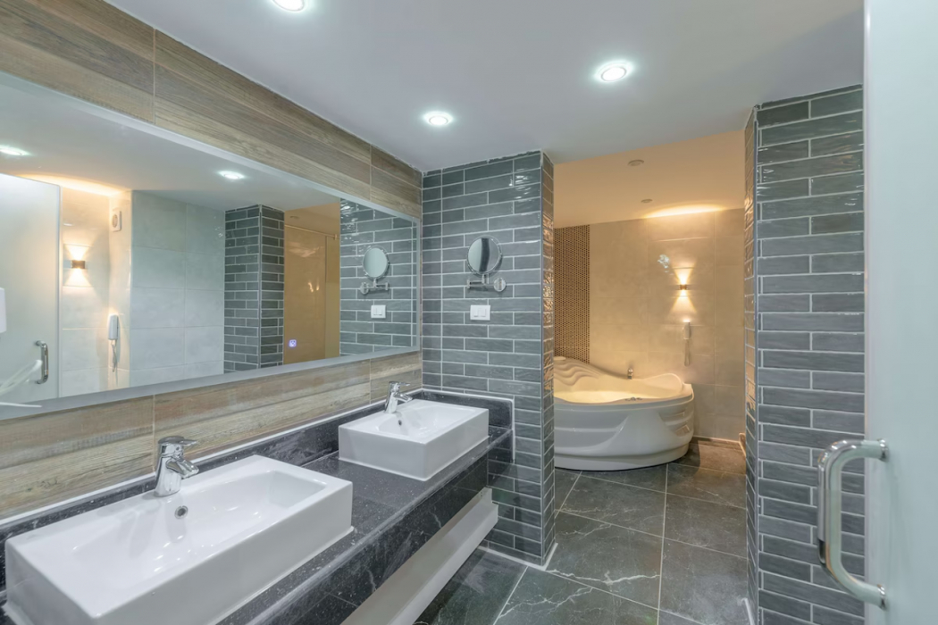 Bathroom 5, Hotel Titanic Beach Spa And Aqua Park, Safaja